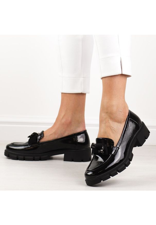 Czarne lakierowane mokasyny damskie z misiem M.Daszyński 23106-1. Okazja: na co dzień, na spacer. Kolor: czarny. Materiał: lakier, skóra. Szerokość cholewki: normalna. Sezon: jesień, wiosna, lato. Styl: klasyczny, casual, elegancki