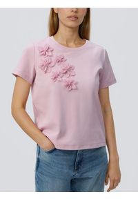 Reserved - T-shirt z kwiatową aplikacją - pastelowy róż. Kolor: różowy. Materiał: dzianina, bawełna. Wzór: aplikacja, kwiaty #1