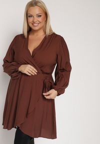 Born2be - Brązowa Kopertowa Sukienka z Wiskozą z Wiązaniem w Pasie Vidila. Kolekcja: plus size. Kolor: brązowy. Materiał: wiskoza. Sezon: wiosna, jesień. Typ sukienki: kopertowe #4