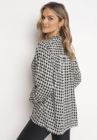 Born2be - Czarno-Biała Bluzka z Wiskozy Zapinana na Guziki przy Dekolcie Tyronna. Kolor: czarny. Materiał: wiskoza. Długość rękawa: długi rękaw. Długość: długie #4