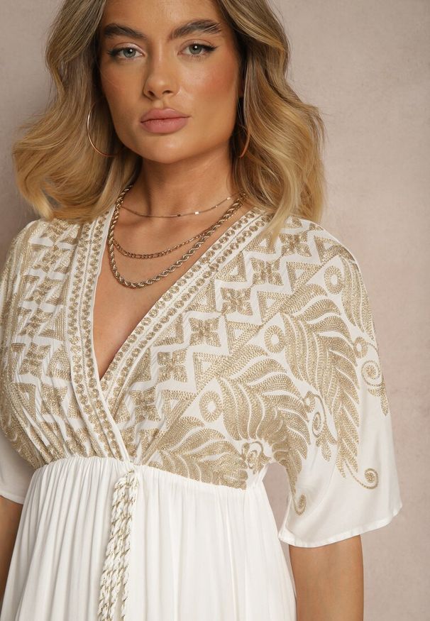 Renee - Biała Sukienka z Wiskozy o Kopertowym Kroju Zdobiona Metalicznym Haftem Grelhira. Okazja: na co dzień. Typ kołnierza: dekolt w serek. Kolor: biały. Materiał: wiskoza. Wzór: aplikacja, haft. Typ sukienki: kopertowe. Styl: casual, elegancki