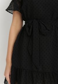 Born2be - Czarna Sukienka Acalopei. Okazja: na imprezę. Typ kołnierza: dekolt w serek. Kolor: czarny. Materiał: tkanina, materiał. Typ sukienki: trapezowe. Styl: wizytowy. Długość: mini #4