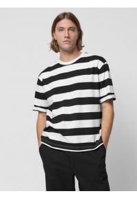 outhorn - T-shirt oversize w paski męski - czarno-biały. Kolor: czarny, biały, wielokolorowy. Materiał: dzianina, materiał, bawełna. Wzór: paski