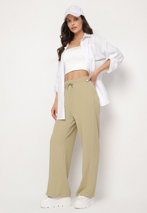Born2be - Jasnozielone Szerokie Spodnie z Wysokim Stanem i Wiązaniem Deannie. Okazja: na spotkanie biznesowe, na co dzień. Stan: podwyższony. Kolor: zielony. Materiał: guma. Styl: elegancki, casual, klasyczny, biznesowy
