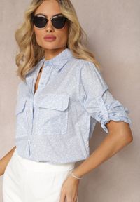 Renee - Jasnoniebieska Koszula z Bawełnianej Tkaniny w Kwiatki z Szerokimi Kieszeniami Agitata. Kolor: niebieski. Materiał: bawełna, tkanina. Wzór: kwiaty. Styl: elegancki
