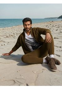 Sinsay - Spodnie jogger - khaki. Kolor: brązowy