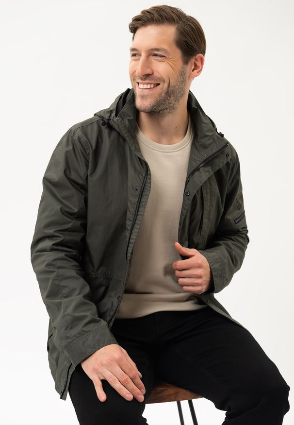 Volcano - Dłuższa kurtka przejściowa J-PAXON. Typ kołnierza: kaptur. Materiał: materiał. Długość: długie. Wzór: napisy. Sezon: jesień, wiosna. Styl: klasyczny, elegancki