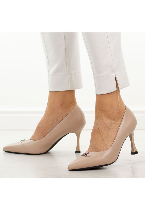 Beżowe szpilki damskie Vinceza 62291. Kolor: beżowy. Materiał: skóra. Szerokość cholewki: normalna. Wzór: aplikacja. Sezon: wiosna, lato. Obcas: na szpilce. Styl: elegancki, klasyczny, wizytowy. Wysokość obcasa: średni