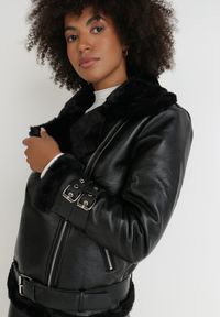 Born2be - Czarna Kurtka Biker Thalica. Okazja: na co dzień. Kolor: czarny. Materiał: futro. Długość rękawa: długi rękaw. Długość: krótkie. Wzór: aplikacja. Sezon: zima, jesień. Styl: casual