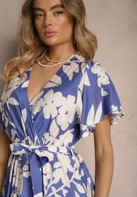 Renee - Niebieska Wiskozowa Sukienka Rozkloszowana w Kwiaty z Paskiem Flornelia. Okazja: na spacer. Kolor: niebieski. Materiał: wiskoza. Wzór: kwiaty. Sezon: lato