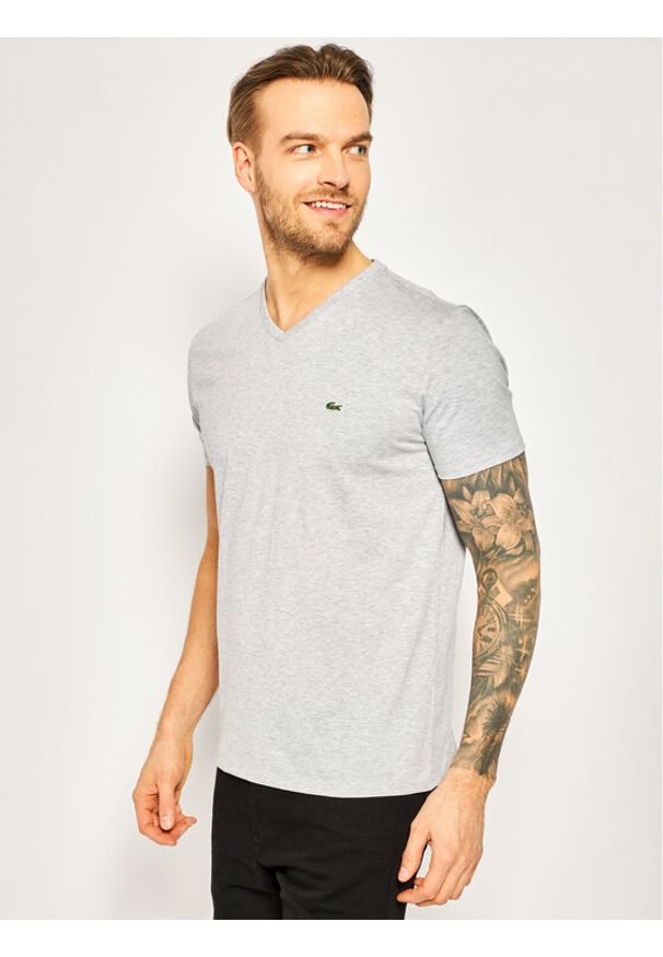 Lacoste T-Shirt TH6710 Szary Regular Fit. Kolor: szary. Materiał: bawełna