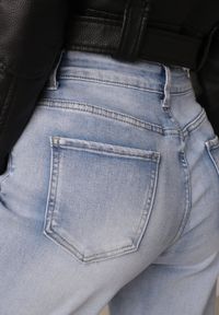 Born2be - Niebieskie Bawełniane Jeansy Klasyczne o Kroju Mom Fit Qinvielle. Okazja: do pracy, na co dzień. Kolekcja: plus size. Kolor: niebieski. Styl: klasyczny #3