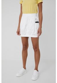 Armani Exchange spódnica kolor biały mini prosta. Kolor: biały. Materiał: tkanina. Wzór: aplikacja