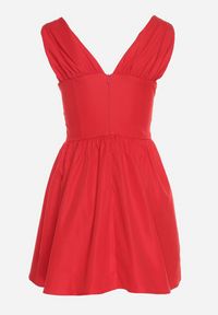 Born2be - Czerwona Sukienka Vices o Rozkloszowanym Kroju z Wiązaniem Foliseia. Okazja: na co dzień. Typ kołnierza: dekolt w kształcie V. Kolor: czerwony. Materiał: jeans, poliester. Długość rękawa: bez rękawów. Styl: klasyczny, casual, elegancki #4