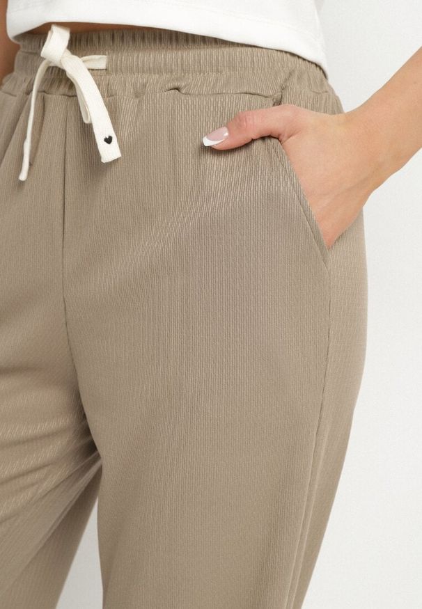 Born2be - Ciemnobeżowe Spodnie z Gumką w Pasie i Szeroką Nogawką Mironia. Okazja: na co dzień. Kolor: beżowy. Styl: elegancki, casual
