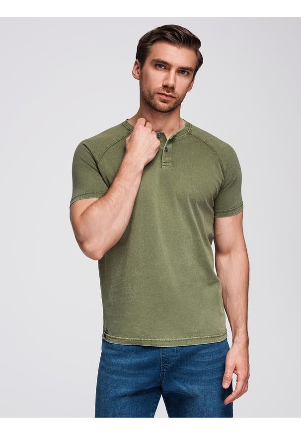Ombre Clothing - Męski t-shirt z efektem sprania i guzikami przy dekolcie – oliwkowy V4. Okazja: na co dzień. Kolor: oliwkowy. Materiał: bawełna, dzianina. Długość rękawa: raglanowy rękaw. Długość: krótkie. Sezon: lato. Styl: elegancki, klasyczny, vintage, casual