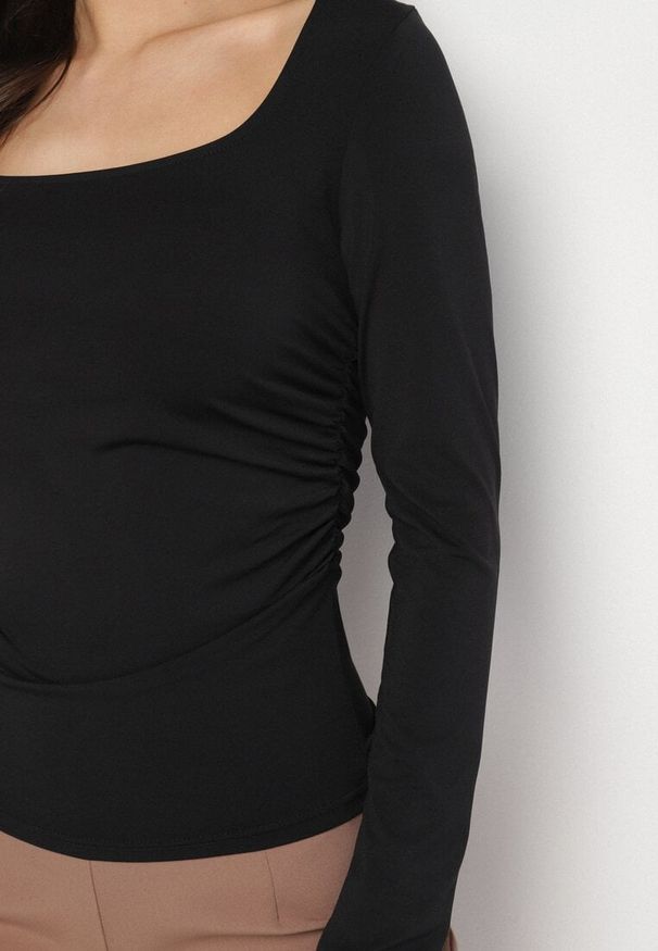 Born2be - Czarna Bluzka z Marszczeniami po Bokach i Kwadratowym Dekoltem Adexia. Okazja: na co dzień. Typ kołnierza: dekolt kwadratowy. Kolor: czarny. Materiał: jeans, materiał. Długość rękawa: długi rękaw. Długość: długie. Styl: klasyczny, casual