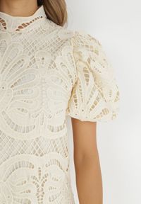 Born2be - Jasnobeżowa Sukienka Cilleis. Typ kołnierza: kołnierzyk stójkowy. Kolor: beżowy. Materiał: koronka. Wzór: ażurowy, aplikacja, koronka. Styl: elegancki. Długość: mini #5
