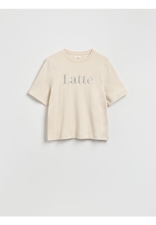 Reserved - T-shirt z haftowanym napisem - beżowy. Kolor: beżowy. Materiał: dzianina, bawełna. Wzór: napisy, haft
