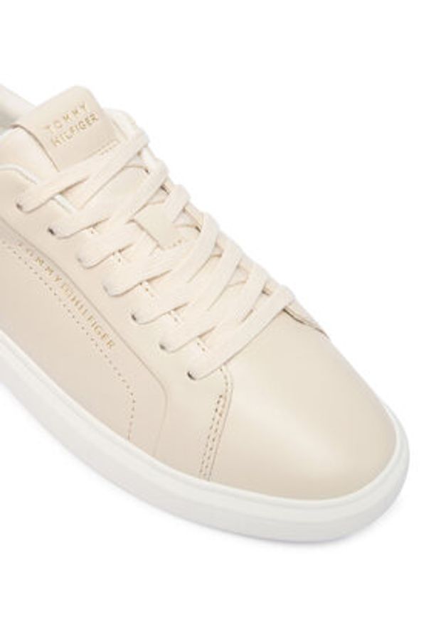 TOMMY HILFIGER - Tommy Hilfiger Sneakersy Icon Court Light Weight Shinny FW0FW08949 Écru. Kolor: kremowy. Materiał: skóra