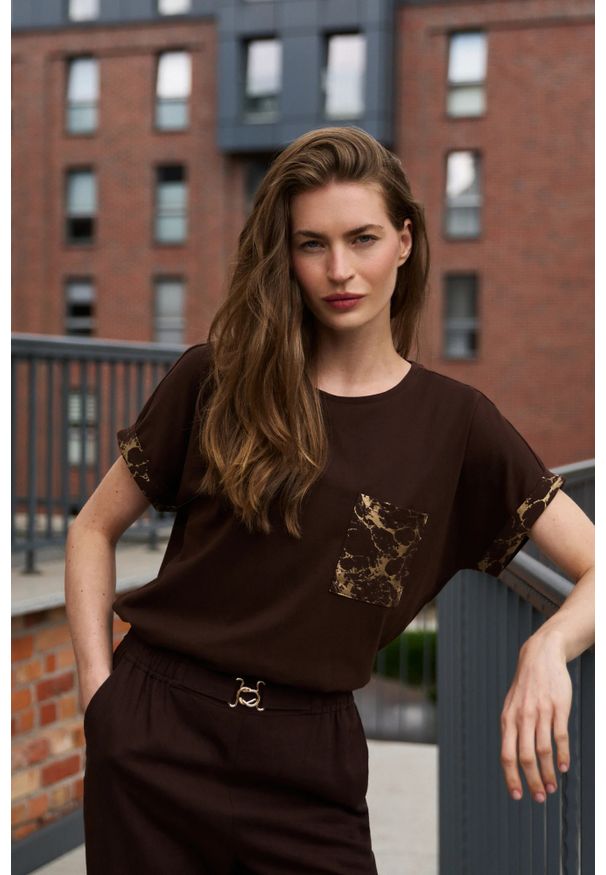 MOODO - T-shirt z kieszonką brązowy. Kolor: brązowy. Materiał: bawełna