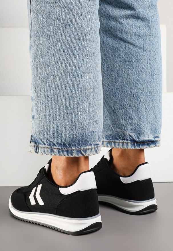 Born2be - Czarne Sneakersy Ozdobione Strzałkami Kortewi. Kolor: czarny. Materiał: jeans. Wzór: aplikacja