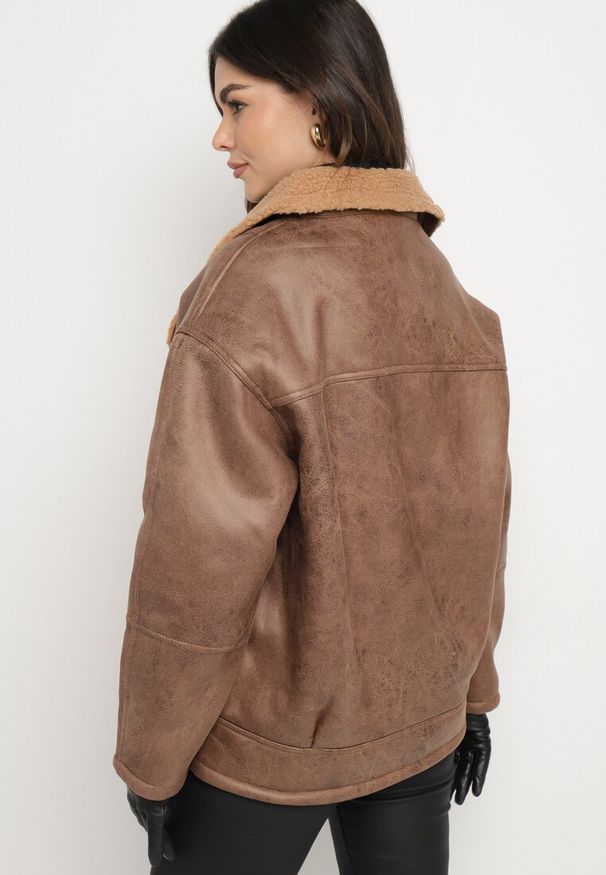 Born2be - Brązowa Kurtka Biker Oversize Zapinana na Guziki Ocieplana Futerkiem Nikiena. Kolor: brązowy. Materiał: futro. Długość rękawa: długi rękaw. Długość: długie. Styl: elegancki