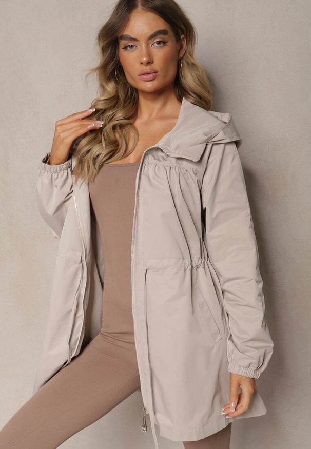 Renee - Beżowa Kurtka w Stylu Parki Wiązana w Pasie Nevithia. Okazja: na co dzień. Kolor: beżowy. Materiał: jeans, skóra. Styl: elegancki, casual