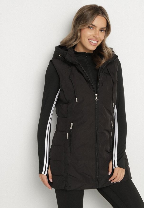 Born2be - Czarna Przejściowa Kamizelka o Taliowanym Kroju z Kapturem Olendra. Okazja: na spacer, na co dzień. Typ kołnierza: kaptur. Kolor: czarny. Materiał: jeans, poliester. Styl: casual, klasyczny, sportowy