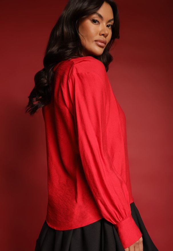 Renee - Czerwona Bluzka z Bufiastymi Rękawami i Trójkątnym Dekoltem Hilko. Okazja: na co dzień. Kolor: czerwony. Materiał: wiskoza. Styl: casual, elegancki