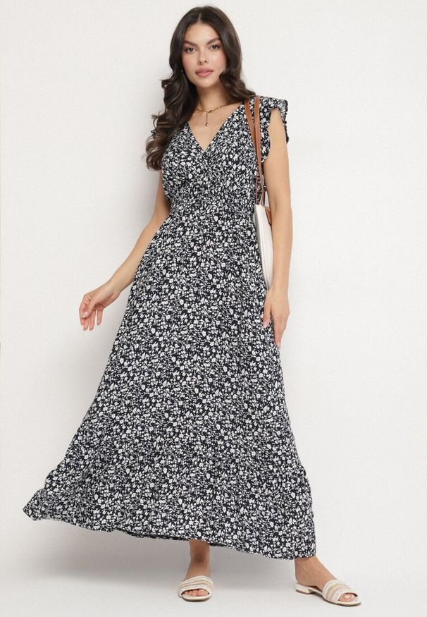 Born2be - Granatowa Sukienka o Rozkloszowanym Kroju z Falbankami w Kwiatowy Wzór Aravisse. Okazja: na co dzień. Typ kołnierza: kołnierz z falbankami. Kolor: niebieski. Wzór: kwiaty. Styl: elegancki, casual