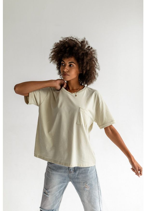 Marsala - T-shirt damski z kieszonką w kolorze CANNOLI CREAM - SPLIT BY MARSALA. Materiał: jeans, bawełna, skóra. Długość rękawa: krótki rękaw. Długość: krótkie