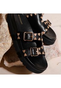 Wittchen - Damskie klapki skórzane z ozdobnymi nitami na platformie czarne. Kolor: czarny. Materiał: skóra. Wzór: aplikacja. Sezon: lato. Obcas: na platformie. Styl: elegancki #3