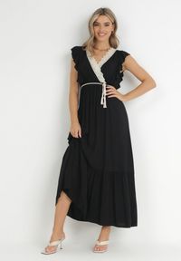 Born2be - Czarna Sukienka Lasthusa. Kolor: czarny. Materiał: koronka. Długość rękawa: bez rękawów. Sezon: lato. Typ sukienki: kopertowe. Styl: boho, wakacyjny. Długość: mini