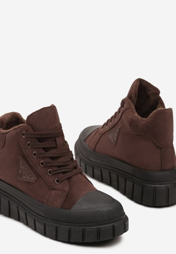 Born2be - Brązowe Botki Vices w Stylu Traperów z Grubą Tłoczoną Podeszwą z Ozdobą Alurriva. Okazja: na co dzień. Kolor: brązowy. Materiał: jeans. Wzór: aplikacja. Styl: casual