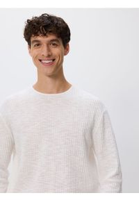 Reserved - Sweter ze strukturalnej dzianiny - biały. Kolor: biały. Materiał: dzianina