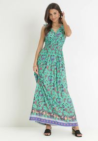 Born2be - Zielona Sukienka Maxi z Gumką w Pasie i Głębokim Dekoltem we Wzór Paisley Emmatta. Kolor: zielony. Wzór: paisley. Sezon: wiosna, lato. Długość: maxi #1