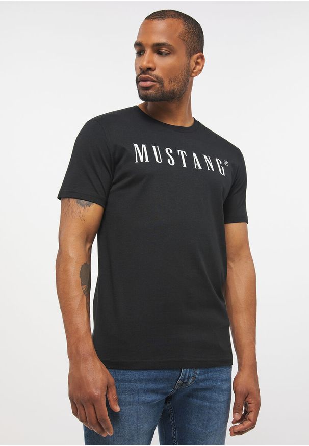 Mustang - MUSTANG Style Alex C LOGO Tee MĘSKI T-SHIRT KOSZULKA NADRUK Black 1013221 4142. Okazja: na co dzień, na imprezę, na randkę. Materiał: bawełna, jeans, skóra. Wzór: nadruk. Sezon: lato. Styl: sportowy, klasyczny, elegancki, casual