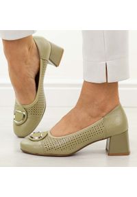 Oliwkowe ażurowe czółenka damskie na obcasie M.Daszyński Sa281-5. Nosek buta: okrągły. Kolor: zielony. Szerokość cholewki: normalna. Wzór: ażurowy. Materiał: skóra. Sezon: wiosna, jesień, lato. Obcas: na obcasie. Styl: elegancki, klasyczny, wizytowy. Wysokość obcasa: średni #1