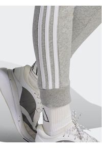 Adidas - adidas Spodnie dresowe Essentials 3-Stripes IL3282 Szary Slim Fit. Kolor: szary. Materiał: bawełna #5