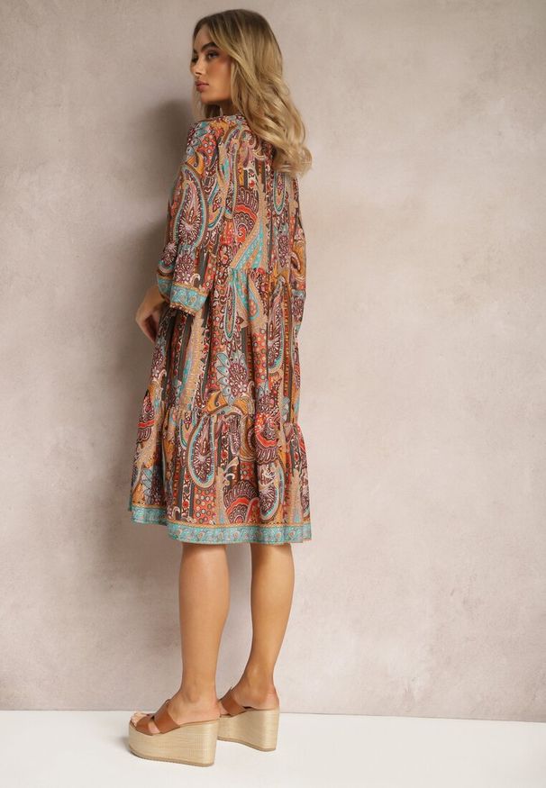 Renee - Pomarańczowa Sukienka Rozkloszowana z Falbankami we Wzór Paisley Acerolla. Okazja: na spacer, na co dzień. Typ kołnierza: kołnierz z falbankami. Kolor: pomarańczowy. Wzór: paisley. Sezon: wiosna, lato. Typ sukienki: proste. Styl: wizytowy, casual