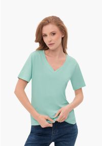 Volcano - Koszulka z dekoltem w serek T-LEA. Typ kołnierza: dekolt w serek. Kolor: miętowy. Materiał: elastan, bawełna, skóra, materiał. Długość rękawa: krótki rękaw. Długość: krótkie. Wzór: gładki. Styl: klasyczny #1