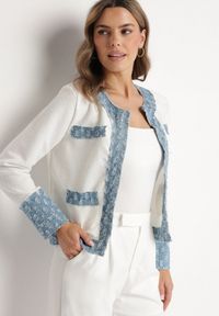 Born2be - Biało-Niebieska Pudełkowa Marynarka Zdobiona Tłoczonymi Wstawkami Ransira. Okazja: na co dzień. Kolor: biały. Materiał: jeans. Wzór: aplikacja. Styl: elegancki, casual