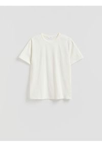 Reserved - Gładki t-shirt comfort fit - złamana biel. Materiał: bawełna, dzianina. Wzór: gładki