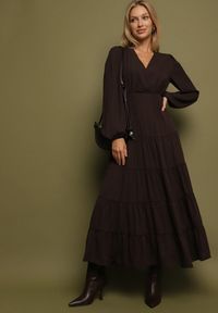 Born2be - Brązowa Rozkloszowana Sukienka Vices z Kopertowym Dekoltem Reslosa. Okazja: na co dzień. Typ kołnierza: dekolt w serek. Kolor: brązowy. Materiał: poliester, jeans. Typ sukienki: kopertowe. Styl: casual #7