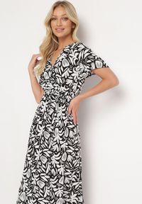 Born2be - Czarno-Biała Kopertowa Sukienka z Wiskozy z Gumką w Pasie i Materiałowym Paskiem Fazemia. Okazja: na co dzień. Kolor: czarny. Materiał: wiskoza, materiał. Długość rękawa: krótki rękaw. Typ sukienki: kopertowe. Styl: casual, elegancki #2