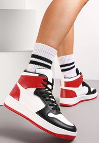 Renee - Biało-Czerwone Sneakersy Sznurowane za Kostkę z Perforacją Filomena. Wysokość cholewki: za kostkę. Kolor: biały
