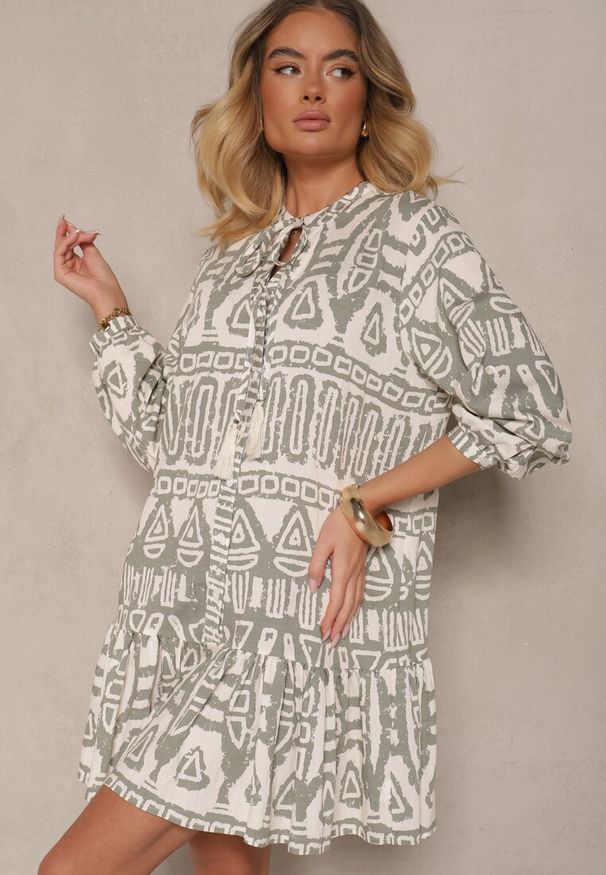 Renee - Zielona Rozkloszowana Sukienka z Wiskozy w Etniczny Print z Wiązaniem z Frędzlami Ravpio. Typ kołnierza: dekolt w kształcie V. Kolor: zielony. Materiał: wiskoza. Długość rękawa: długi rękaw. Wzór: nadruk. Styl: elegancki