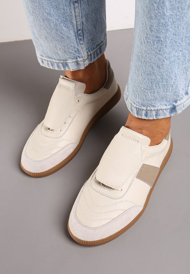 Born2be - Beżowe Płaskie Skórzane Sneakersy z Ozdobną Zamszową Wstawką Milivia. Nosek buta: okrągły. Zapięcie: sznurówki. Kolor: beżowy. Materiał: zamsz, skóra