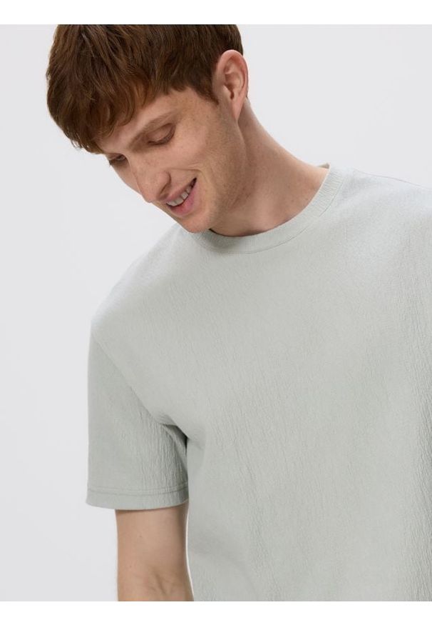 Reserved - Strukturalny t-shirt comfort fit - jasnozielony. Kolor: zielony. Materiał: bawełna, dzianina